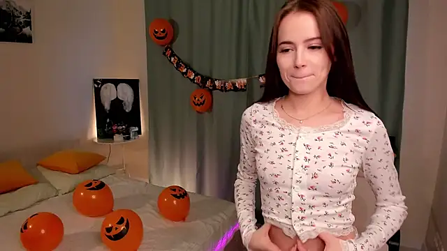 Snapshot of Chloeee4200 chatting on October 27, 2025, 12:53 pm Chloeee4200 online show from October 27, 2025, 12:53 pm