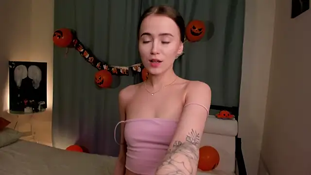 Snapshot of Chloeee4200 chatting on November 2, 2025, 1:35 pm Chloeee4200 online show from November 2, 2025, 1:35 pm