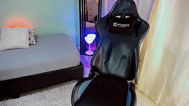 dilan hott  online show from October 10, 2025, 8:41 pm