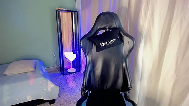 dilan hott  online show from November 6, 2025, 8:21 pm