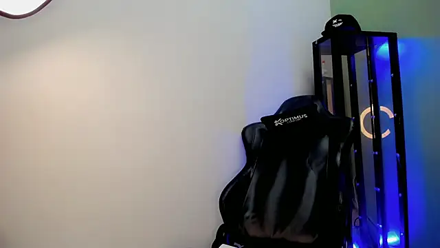 dilan hott  online show from December 2, 2025, 7:53 pm