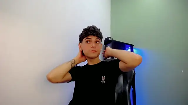 dilan hott  online show from December 4, 2025, 5:32 pm