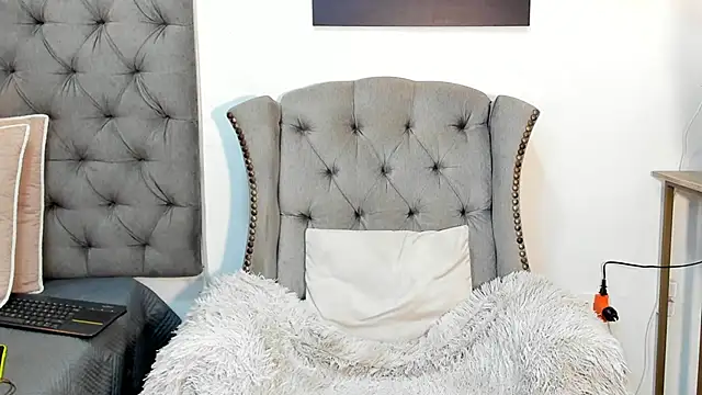 nahiroby ebony online show from September 23, 2025, 6:44 pm