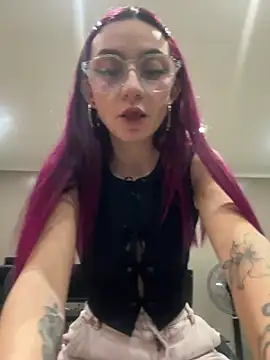 Red kytty6 online show from May 13, 2026, 3:37 am