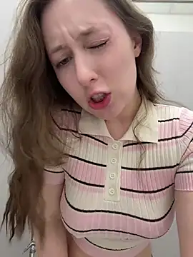 Snapshot of FroggyAnna chatting on June 17, 2026, 5:03 pm FroggyAnna online show from June 17, 2026, 5:03 pm