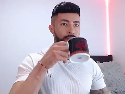 andrea de lucaa online show from October 22, 2025, 4:02 am