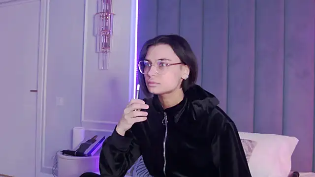 VioletAsh online show from February 8, 2026, 4:27 am