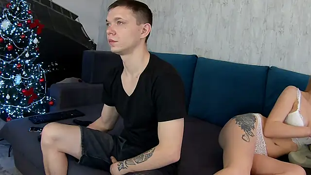 Snapshot of MonikaVAlex chatting on December 17, 2025, 3:01 am MonikaVAlex online show from December 17, 2025, 3:01 am