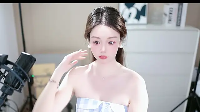 abbyli12 online show from October 31, 2025, 1:01 pm