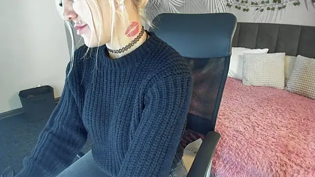 Snapshot of Kira_Key chatting on October 18, 2025, 1:52 am Kira Key online show from October 18, 2025, 1:52 am
