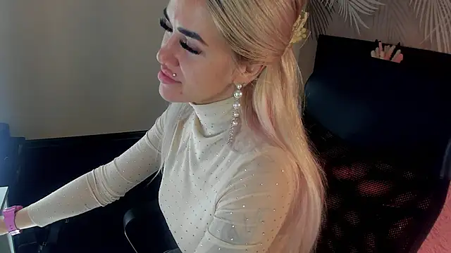 Snapshot of Kira_Key chatting on November 2, 2025, 1:52 am Kira Key online show from November 2, 2025, 1:52 am