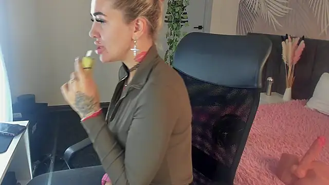 Snapshot of Kira_Key chatting on November 3, 2025, 1:51 am Kira Key online show from November 3, 2025, 1:51 am