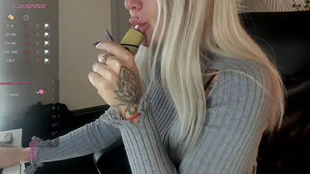 Snapshot of Kira_Key chatting on November 18, 2025, 1:55 am Kira Key online show from November 18, 2025, 1:55 am