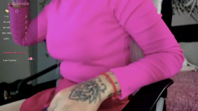 Snapshot of Kira_Key chatting on December 2, 2025, 1:55 am Kira Key online show from December 2, 2025, 1:55 am