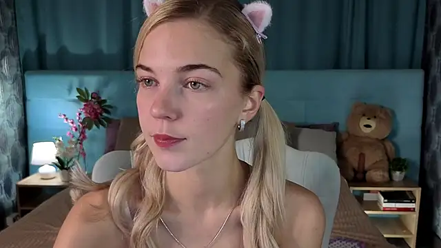 Aurora Bennet online show from December 1, 2025, 11:10 pm