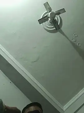 vardh033 online show from December 3, 2025, 5:22 pm