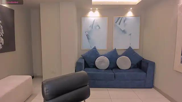 LeahNovac online show from November 7, 2025, 11:21 am