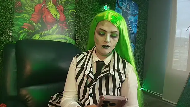 Snapshot of Skylar__Desire chatting on October 31, 2025, 1:01 pm Skylar Desire online show from October 31, 2025, 1:01 pm