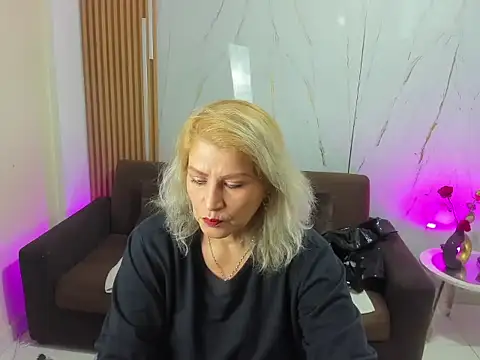 Juanitarubia online show from November 22, 2025, 7:02 pm