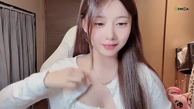 Snapshot of Makinghappymyself_ chatting on July 6, 2026, 1:41 pm Makinghappymyself online show from July 6, 2026, 1:41 pm
