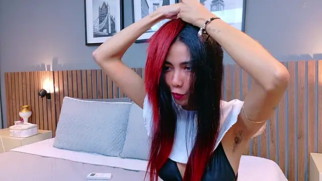 luna roja25 online show from September 18, 2025, 1:02 pm