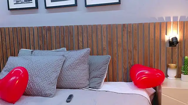 Snapshot of luna_roja25 chatting on February 17, 2026, 1:29 pm luna roja25 online show from February 17, 2026, 1:29 pm