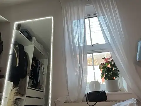 KayleeBella online show from October 12, 2025, 4:17 pm