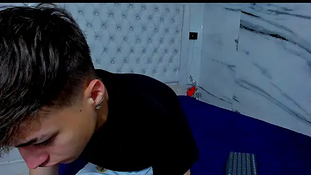 Ari and Storm online show from November 29, 2025, 1:47 pm