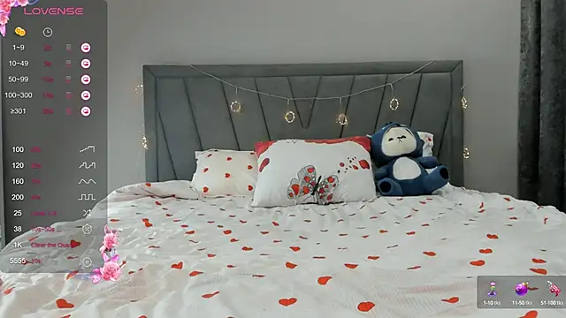 qimiiqo online show from October 15, 2025, 6:19 pm