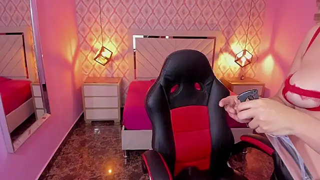 CHRISTY TEIGEN4 online show from October 2, 2025, 7:21 pm