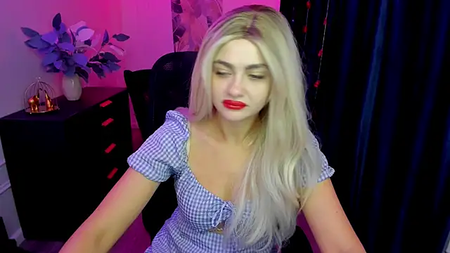 Snapshot of LeslieMineg chatting on November 5, 2025, 11:43 am LeslieMineg online show from November 5, 2025, 11:43 am