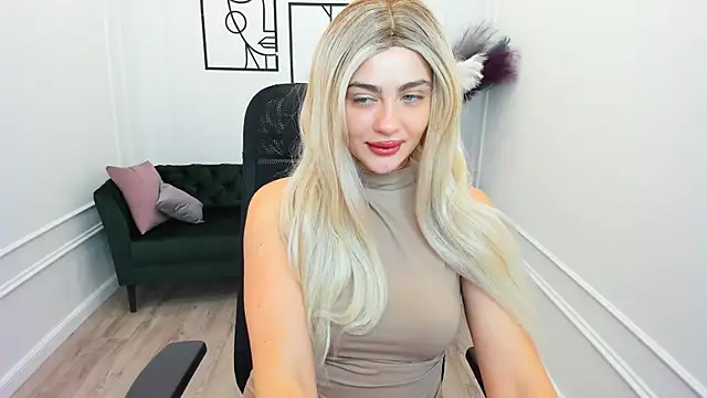 Snapshot of LeslieMineg chatting on November 10, 2025, 11:20 am LeslieMineg online show from November 10, 2025, 11:20 am