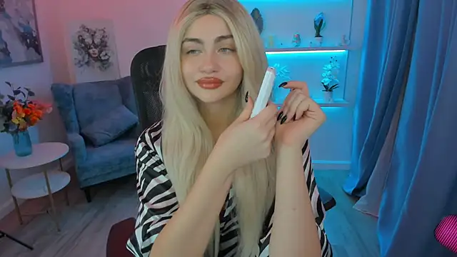 Snapshot of LeslieMineg chatting on November 11, 2025, 11:43 am LeslieMineg online show from November 11, 2025, 11:43 am