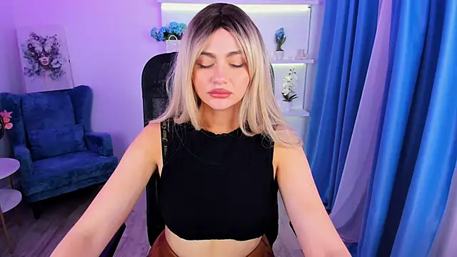 Snapshot of LeslieMineg chatting on November 21, 2025, 8:07 pm LeslieMineg online show from November 21, 2025, 8:07 pm