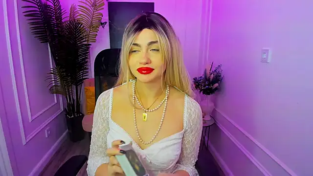 Snapshot of LeslieMineg chatting on November 28, 2025, 8:22 pm LeslieMineg online show from November 28, 2025, 8:22 pm