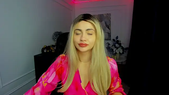 Snapshot of LeslieMineg chatting on December 2, 2025, 7:20 pm LeslieMineg online show from December 2, 2025, 7:20 pm