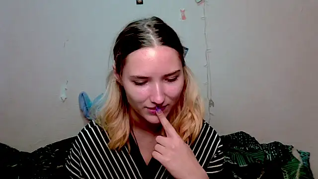  kikiclark   online show from October 15, 2025, 8:53 pm