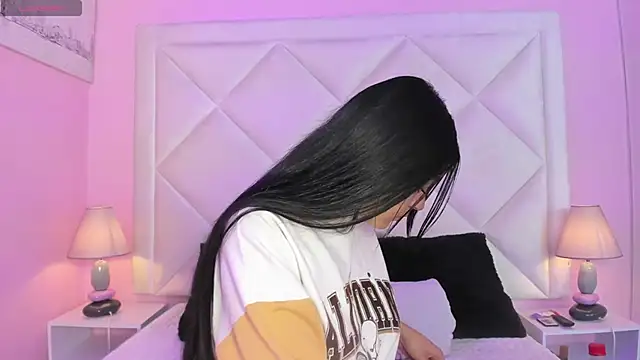 Miaa Smithh   online show from March 16, 2026, 11:36 am