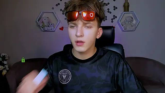 travis wolf  online show from September 18, 2025, 7:16 pm