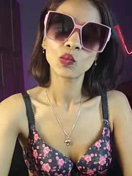 royeoy22 online show from May 18, 2026, 6:52 am