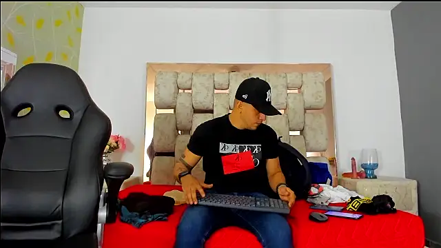 AngelAndChris online show from September 17, 2025, 12:07 pm