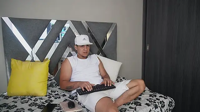 massimo vidal  online show from September 25, 2025, 1:04 pm