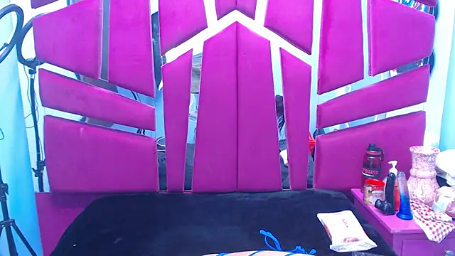 Carolina Suarez  online show from December 5, 2025, 2:42 am