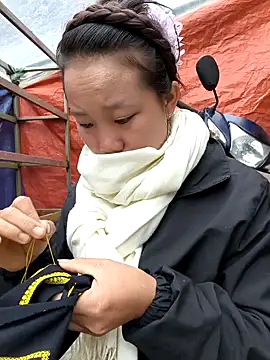 liu-liusexy online show from December 5, 2025, 2:42 am