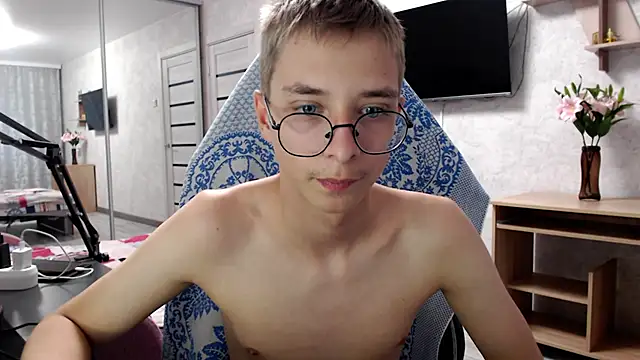 glasses cat online show from May 10, 2026, 5:18 pm