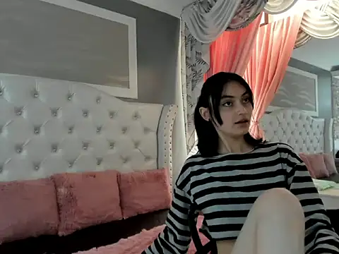 naomi cooper   online show from October 1, 2025, 1:39 pm