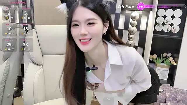 Yueyue-MM online show from December 18, 2025, 2:06 am