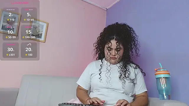 lourdes moon22 online show from October 9, 2025, 1:09 pm