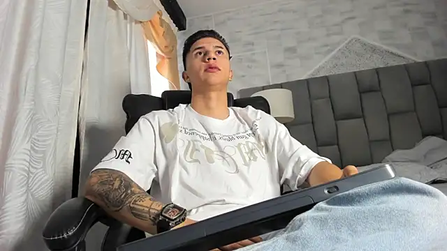 liaamsmiith  online show from October 11, 2025, 12:26 pm