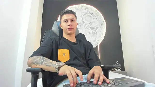 liaamsmiith  online show from October 20, 2025, 12:27 pm